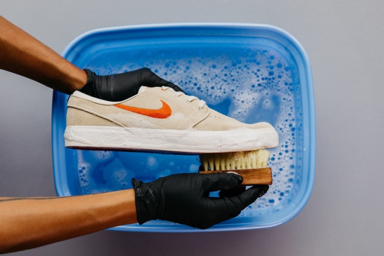 Cách vệ sinh và giặt giày sneaker trắng “sạch bong sáng bóng”