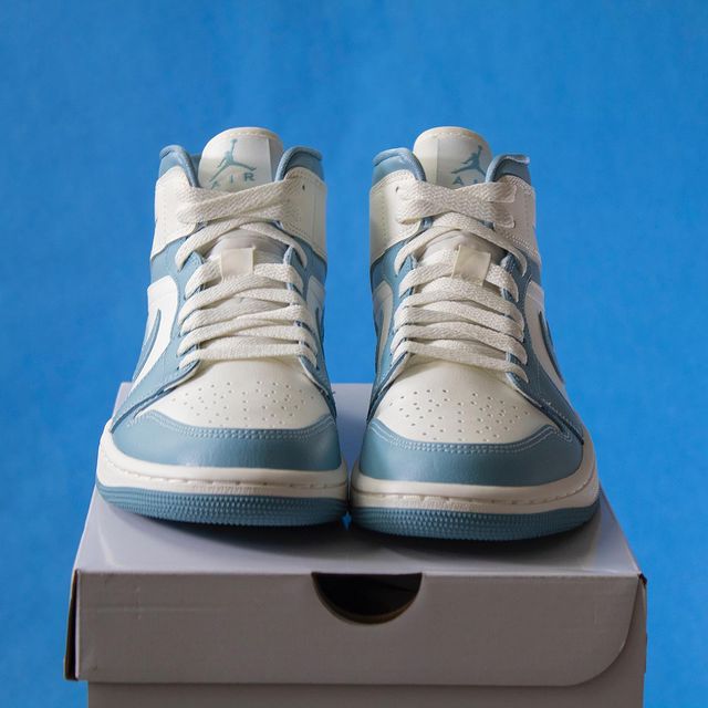 Giày Nike Wmns Air Jordan 1 Mid ‘University Blue’ BQ6472-141