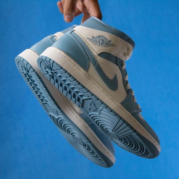 Giày Nike Wmns Air Jordan 1 Mid ‘University Blue’ BQ6472-141